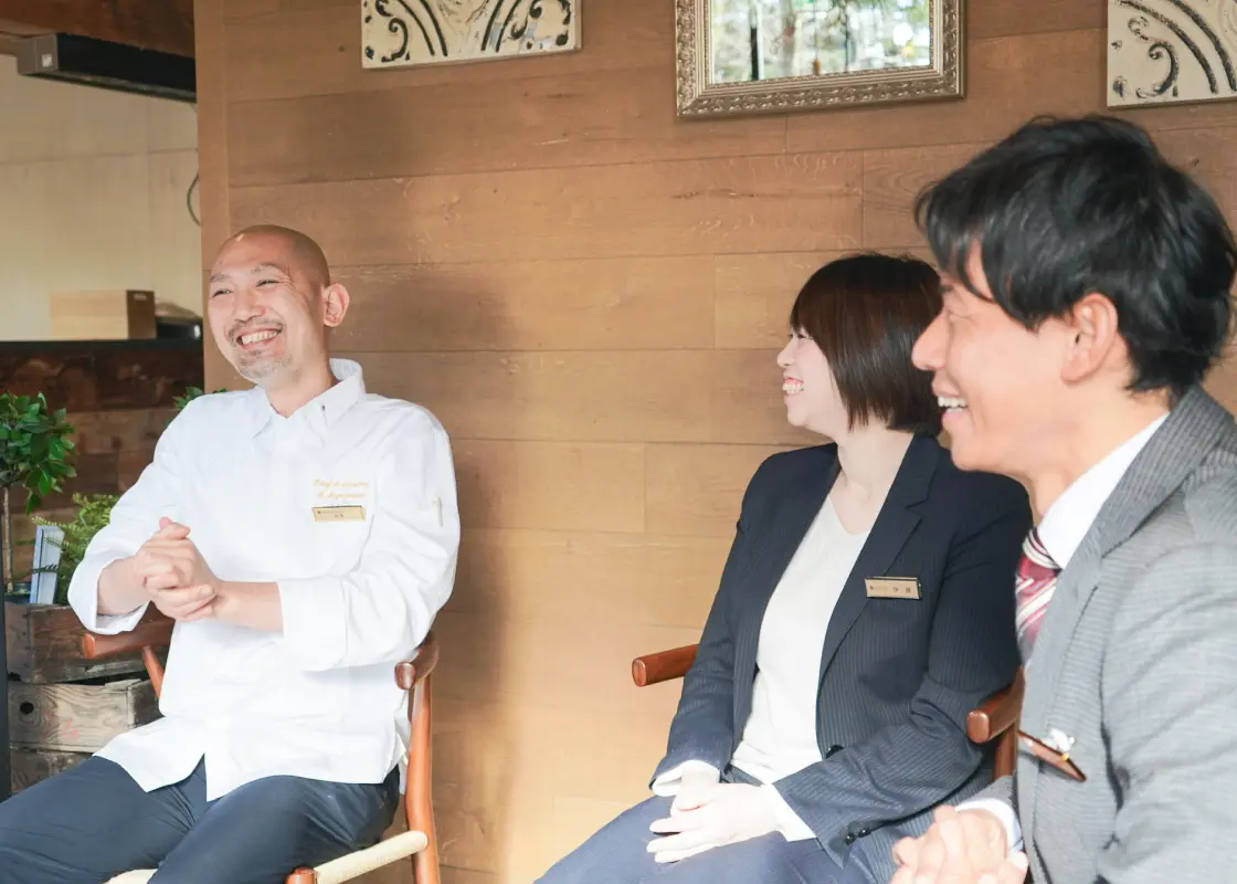 画像:コミュニケーションをとるスタッフ
